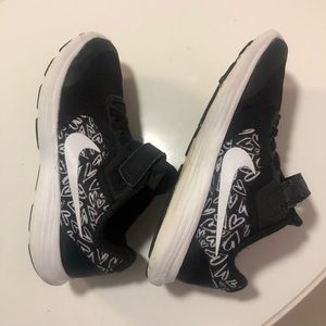 EUC black & white Nike’s